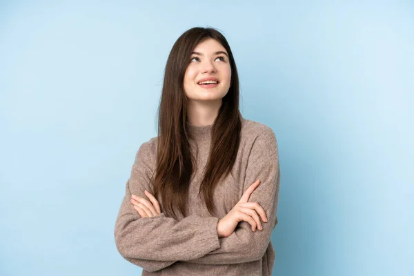 Joven Adolescente Ucraniana Usando Suéter Sobre Fondo Azul Aislado Mirando — Foto de Stock