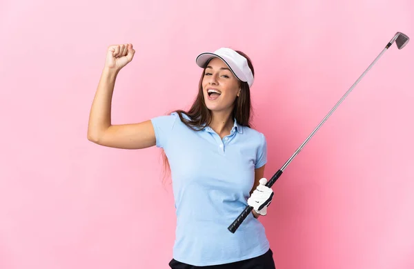 年轻的惊慌失措的女人在孤零零的粉色背景上打高尔夫庆祝胜利 — 图库照片