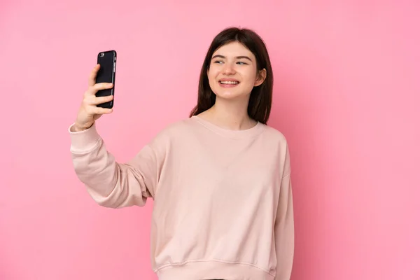 Joven Adolescente Ucraniano Sobre Fondo Rosa Aislado Haciendo Una Selfie —  Fotos de Stock