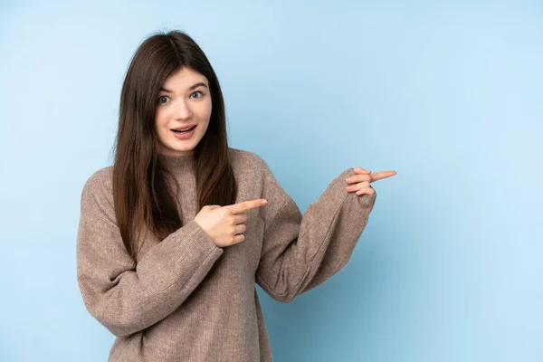 Joven Adolescente Ucraniano Usando Suéter Sobre Fondo Azul Aislado Sorprendido — Foto de Stock