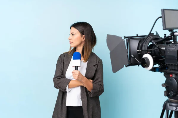 Reporter Donna Possesso Microfono Segnalazione Notizie Isolato Sfondo Blu Cercando — Foto Stock