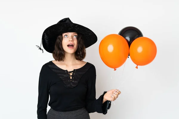 Joven Bruja Sosteniendo Globos Aire Negro Naranja Mirando Hacia Arriba — Foto de Stock