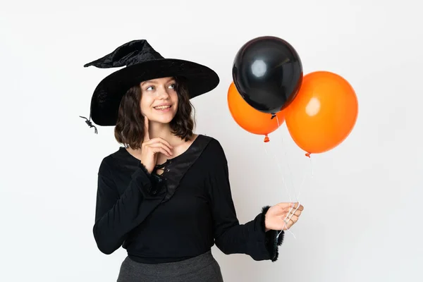 Joven Bruja Sosteniendo Globos Aire Negro Naranja Pensando Una Idea — Foto de Stock