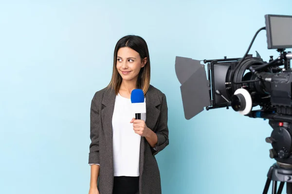 Egy Riporter Mikrofont Tart Híreket Közöl Elszigetelt Kék Háttér Felett — Stock Fotó
