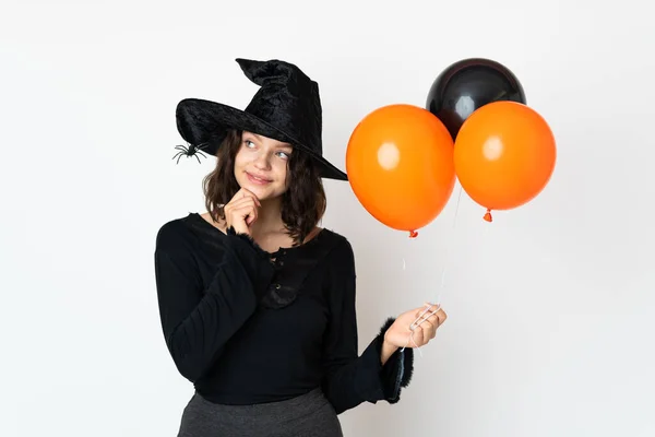 Joven Bruja Sosteniendo Globos Aire Negro Naranja Mirando Hacia Arriba —  Fotos de Stock