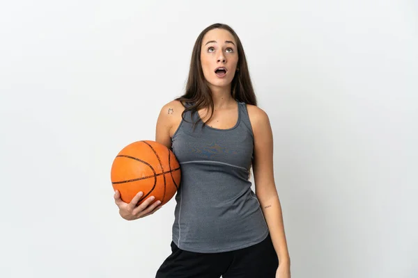 Jovem Mulher Jogando Basquete Sobre Fundo Branco Isolado Olhando Para — Fotografia de Stock