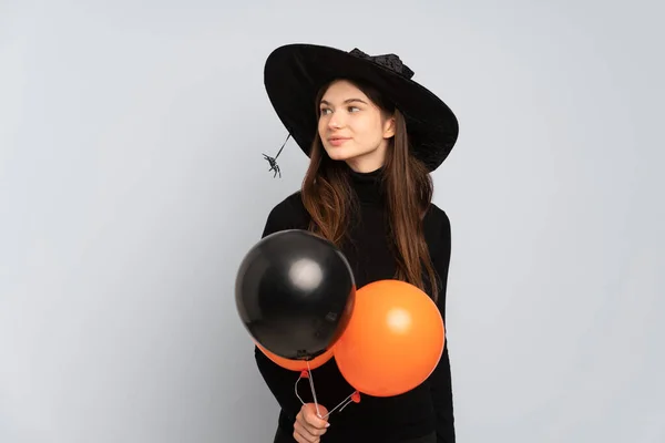 Joven Bruja Sosteniendo Globos Aire Negro Naranja Mirando Hacia Lado —  Fotos de Stock