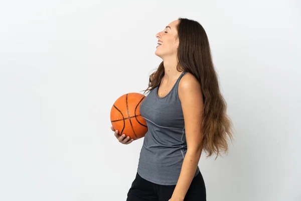 Jovem Mulher Jogando Basquete Sobre Fundo Branco Isolado Rindo Posição — Fotografia de Stock