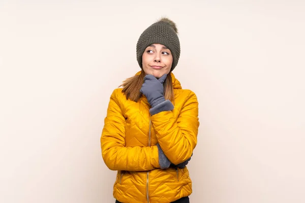 Mulher Com Chapéu Inverno Sobre Fundo Isolado Pensando Uma Ideia — Fotografia de Stock
