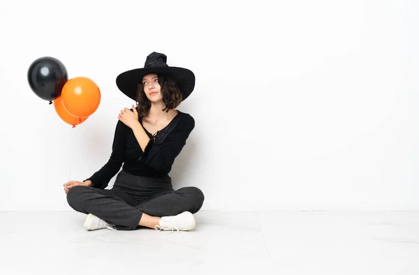 Joven Bruja Sosteniendo Globos Aire Negro Naranja Sentada Suelo Sufriendo —  Fotos de Stock