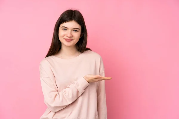 Joven Adolescente Ucraniana Sobre Fondo Rosa Aislado Presentando Una Idea — Foto de Stock