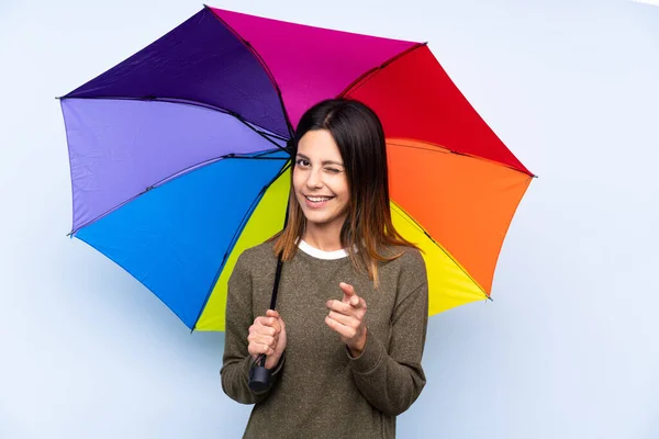 Jeune Femme Brune Tenant Parapluie Sur Mur Bleu Isolé Pointe — Photo