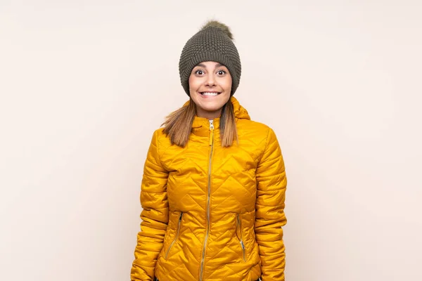 Femme Avec Chapeau Hiver Sur Fond Isolé Ayant Des Doutes — Photo