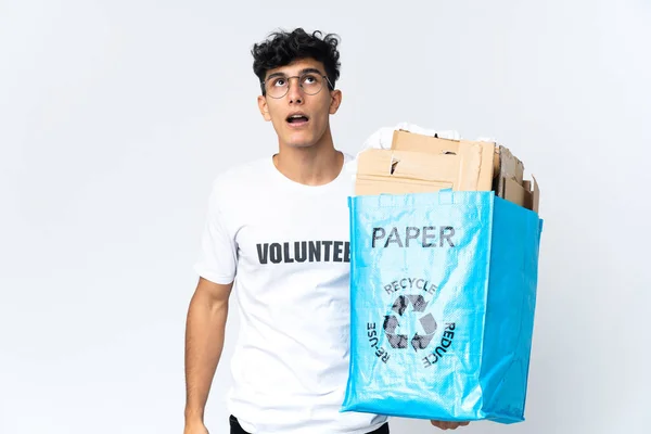 Joven Sosteniendo Una Bolsa Reciclaje Llena Papel Mirando Hacia Arriba — Foto de Stock