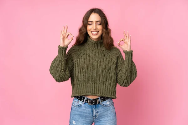 Ung Kvinna Över Isolerad Rosa Bakgrund Zen Pose — Stockfoto