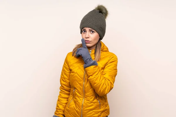 Mujer Con Sombrero Invierno Sobre Fondo Aislado Haciendo Gesto Silencio —  Fotos de Stock