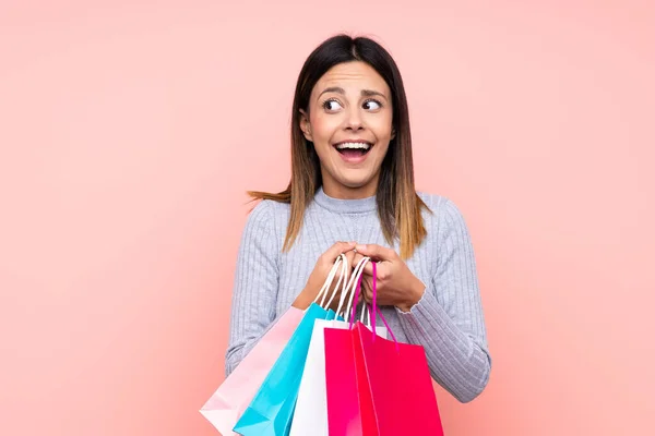 Frau Vor Isoliertem Rosa Hintergrund Hält Einkaufstüten Der Hand Und — Stockfoto