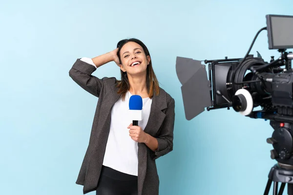 Reporter Donna Possesso Microfono Segnalazione Notizie Isolato Sfondo Blu Ridere — Foto Stock