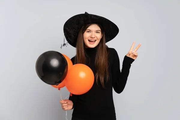 Jonge Heks Met Zwarte Oranje Luchtballonnen Glimlachend Met Overwinningsteken — Stockfoto