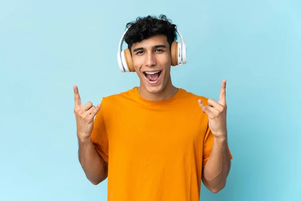 Νεαρός Αργεντίνος Απομονωμένος Στο Παρασκήνιο Ακούγοντας Μουσική Κάνοντας Ροκ Χειρονομία — Φωτογραφία Αρχείου