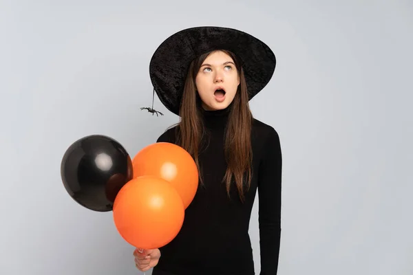 Joven Bruja Sosteniendo Globos Aire Negro Naranja Mirando Hacia Arriba — Foto de Stock