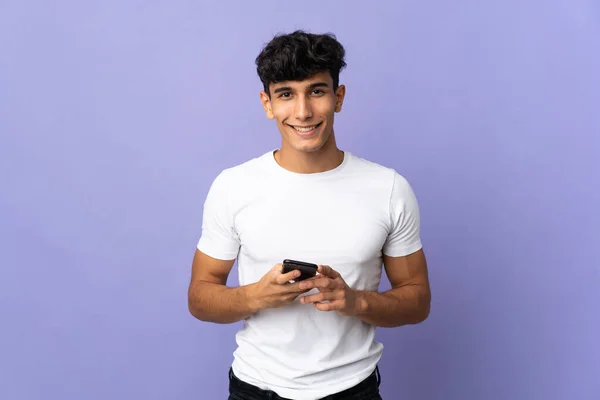 Молодой Аргентинский Мужчина Изоляции Заднем Плане Отправляет Сообщение Мобильного — стоковое фото