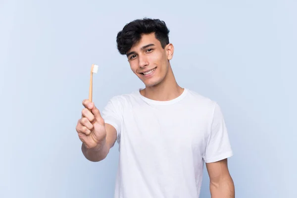 Jovem Argentino Escovar Dentes Sobre Fundo Azul Isolado Com Expressão — Fotografia de Stock