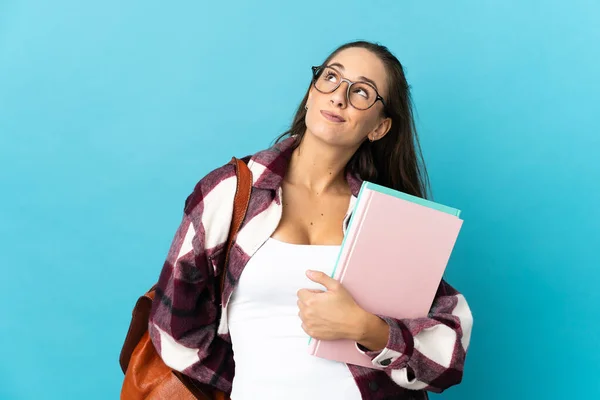 Joven Estudiante Sobre Fondo Aislado Mirando Hacia Arriba — Foto de Stock