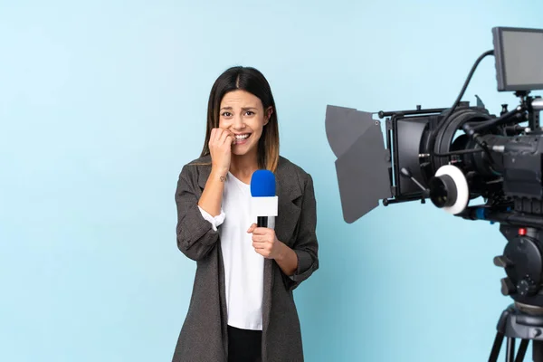 Reporter Kobieta Trzyma Mikrofon Raportowanie Wiadomości Odizolowanym Tle Niebieski Nerwowy — Zdjęcie stockowe