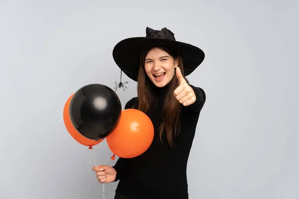 Joven Bruja Sosteniendo Globos Aire Negro Naranja Con Pulgares Hacia — Foto de Stock