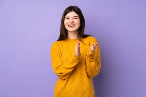 Mladý Ukrajinský Teenager Dívka Přes Izolované Fialové Pozadí Aplauding Prezentaci — Stock fotografie