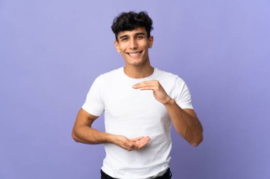 Arka planda izole edilmiş genç Arjantinli bir adam, bir ilan vermek için...