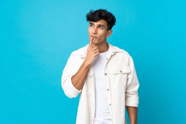 Arjantinli genç adam arka planda izole edildi.