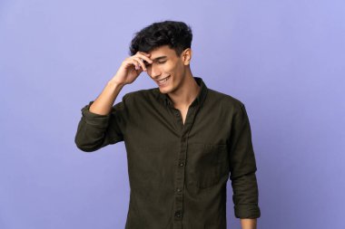 Arjantinli genç adam arka planda yalnız gülüyor.