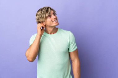 Soyutlanmış mor arka planı olan bir İngiliz bir fikir düşünüyor.