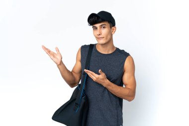 Sporcu Arjantinli genç adam davet edildiği için ellerini yana uzatıyor.