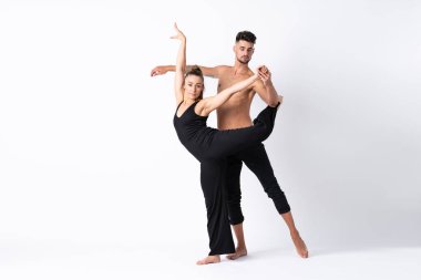 İzole edilmiş beyaz arka planda dans eden çift