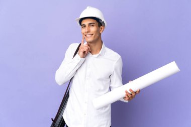 Genç mimar arka planda izole edilmiş bir şekilde bir fikir ararken...