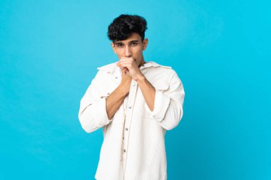 Arjantinli genç adam arka planda çok öksürüyor.