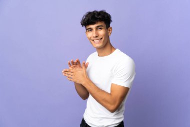 Arjantinli genç adam arka planda izole edilmiş alkışlıyor.