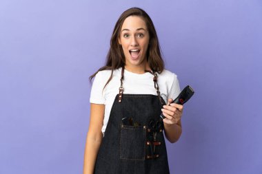 Yüzünde sürpriz bir ifade olan, izole edilmiş bir geçmişi olan genç kuaför kadın.