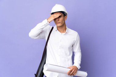 Genç mimar arka planda izole edilmiş gözleri elleriyle kapatıyor. Bir şey görmek istemiyorum.