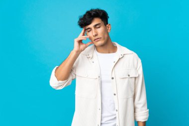 Arjantinli genç adam arka planda baş ağrısı ile izole edildi