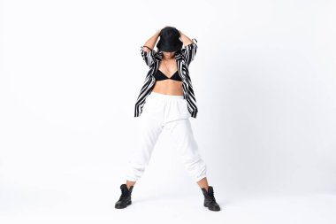 İzole beyaz arka planda dans eden kadın