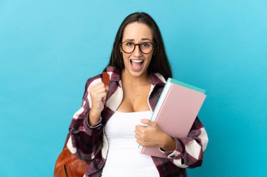 Tecrit edilmiş genç bayan öğrenci galibiyeti kutluyor.