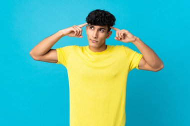 Arjantinli genç bir adam arka planda izole edilmiş. Şüpheleri ve düşünceleri var.