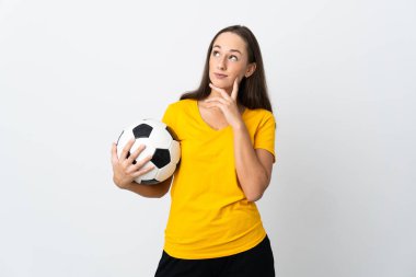 Genç futbolcu kadın izole edilmiş beyaz arka planda bir fikir ararken...