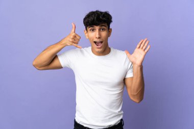 Arjantinli genç bir adam arka planda izole edilmiş.