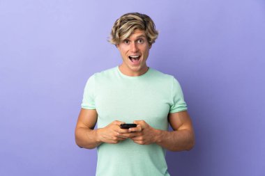 Mor arka planda kalan İngiliz adam şaşırdı ve bir mesaj gönderiyor.