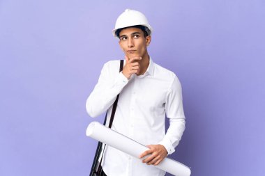 Genç mimar arka planda izole edilmiş ve araştırılıyor.